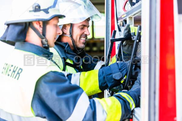消防員檢查消防車的軟管