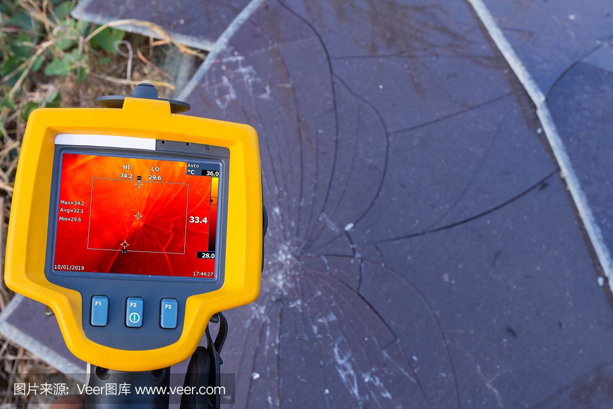 熱掃描(熱成像相機(jī)),工業(yè)設(shè)備,用于檢查內(nèi)部溫度的機(jī)器進(jìn)行預(yù)防性維護(hù),這是太陽能電池板裂紋