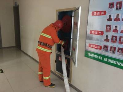 江南消防大隊(duì)檢查中心微型消防站并指導(dǎo)消防演練